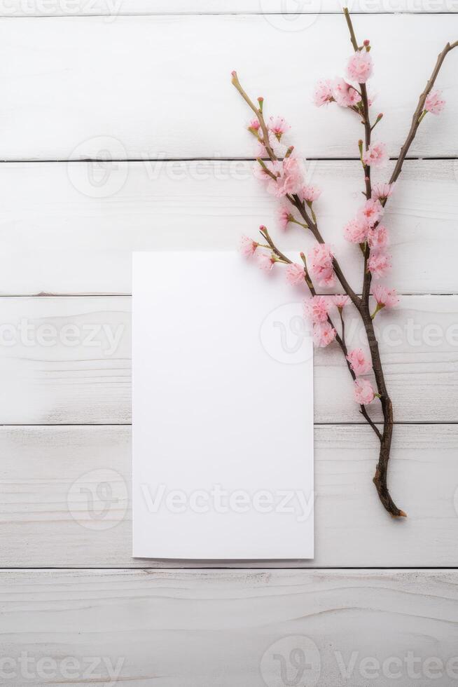 blanco wit rechthoek papier kaart mockup en kers bloemen Afdeling vlak leggen Aan houten tafel bovenkant, generatief ai. foto