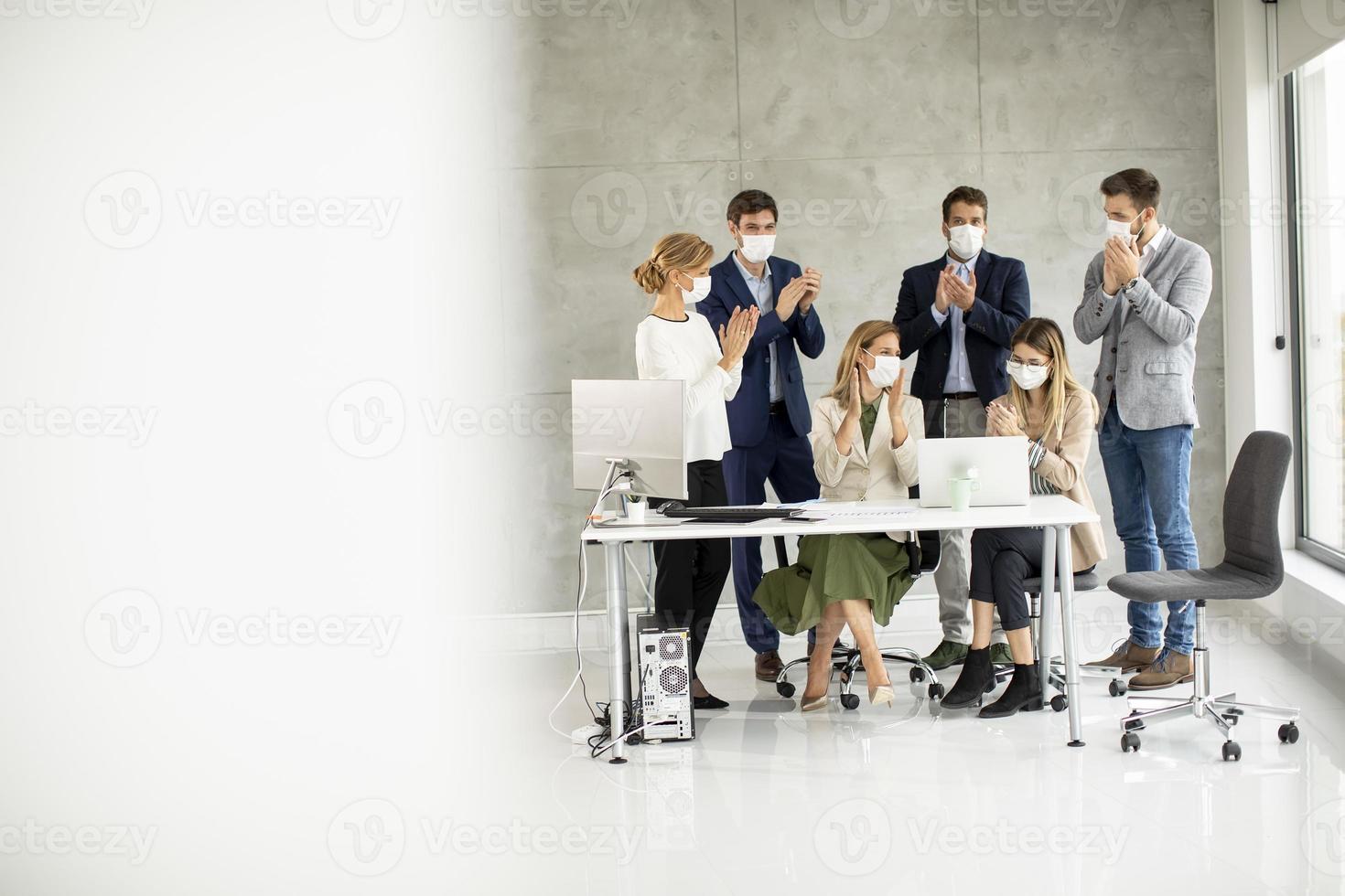 weergave van gemaskerde mensen in een bijeenkomst met kopie ruimte foto