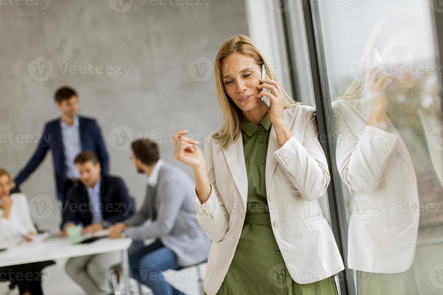 zakenvrouw op telefoon foto