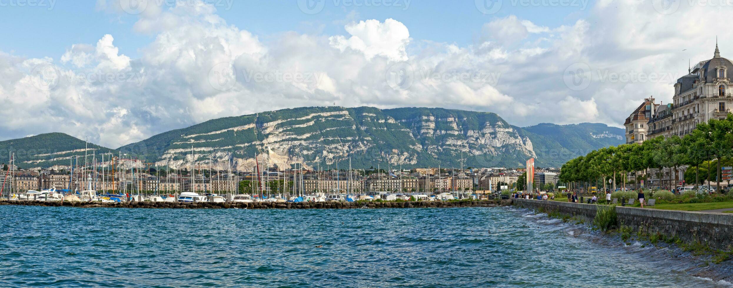 boten afgemeerd Bij de jachthaven van Genève foto