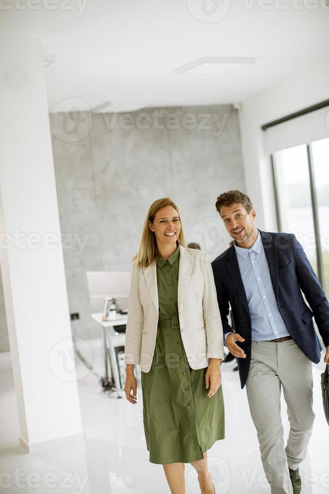 zakelijke professionals lopen samen in kantoorruimte foto