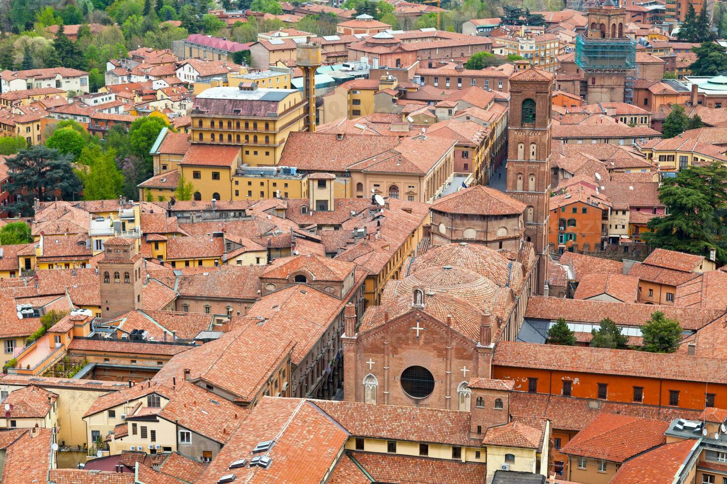 antenne visie van de basiliek van san giacomo maggiore in bologna foto