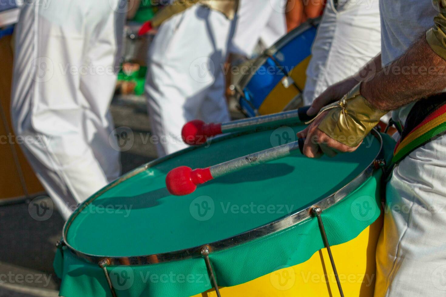 percussionist spelen met een trommel gedurende de carnaval van groots boucan foto