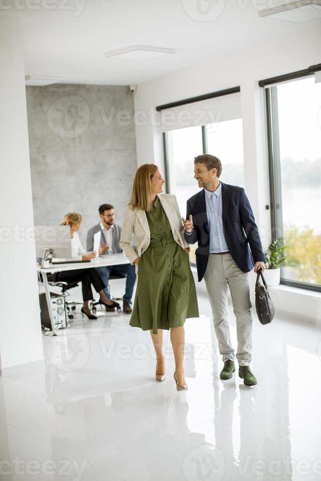 twee collega's lopen samen foto