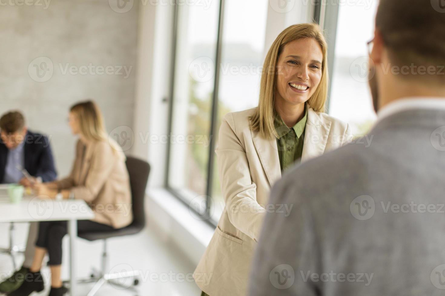 vrouw groet man foto