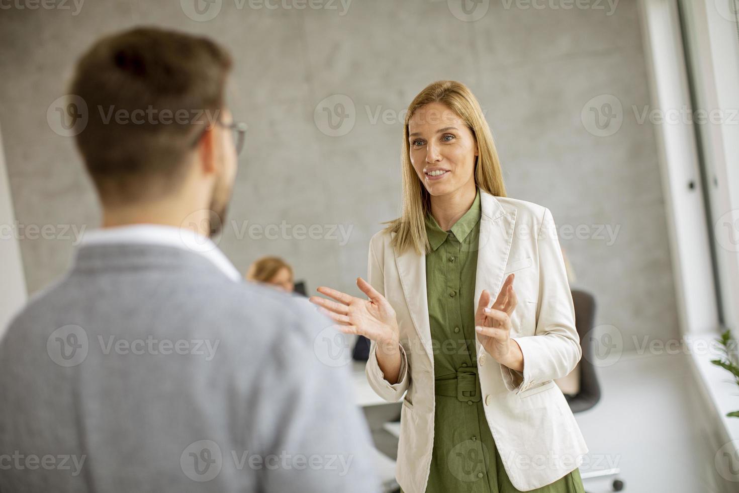 man en vrouw praten binnenshuis foto