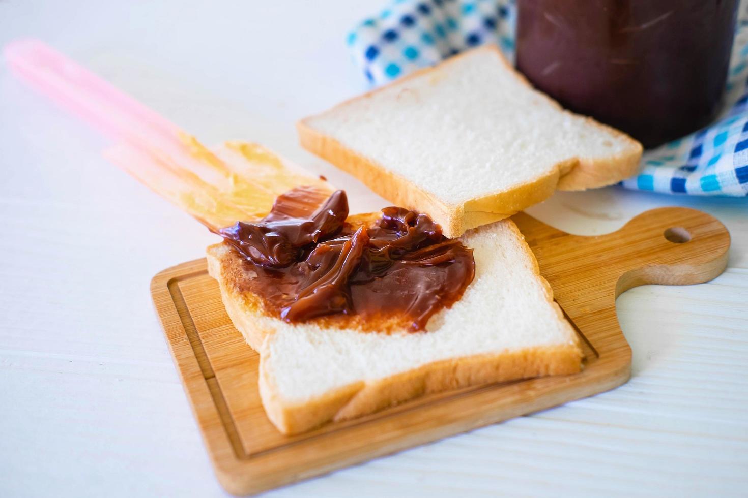 geroosterd toastbrood dat opduikt uit een roestvrijstalen broodrooster in een huiskeuken. foto