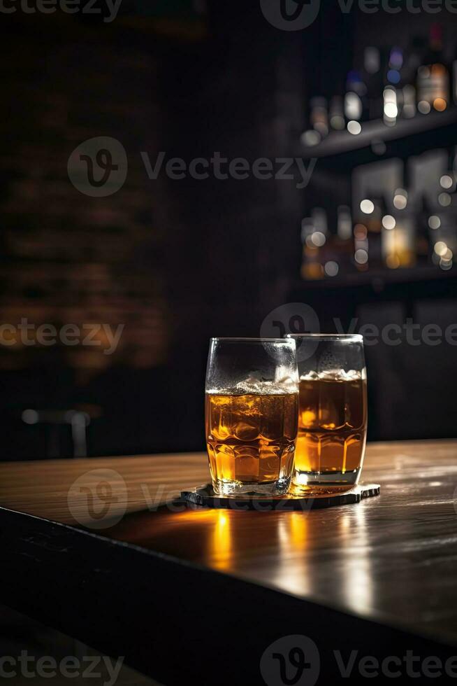 verkoudheid whisky of rum bril met condensatie Aan houten tafel. wazig interieur van kroeg Bij de achtergrond. generatief ai. foto