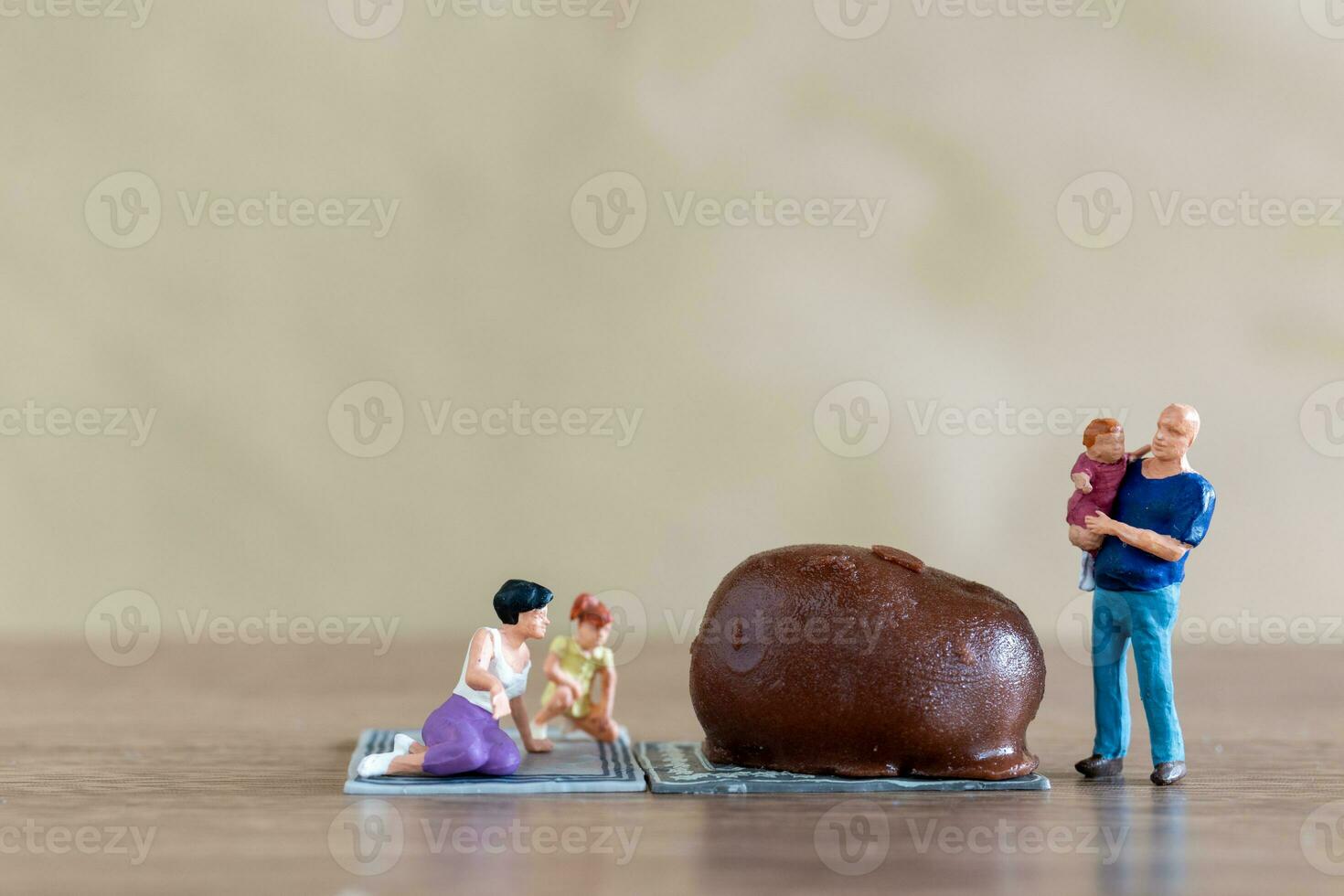 miniatuur mensen gelukkig familie genieten van chocola foto