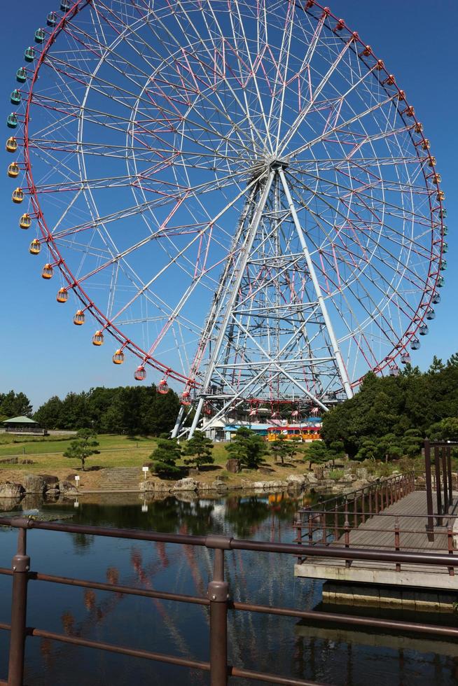 reuzenrad in het pretpark met blauwe lucht foto