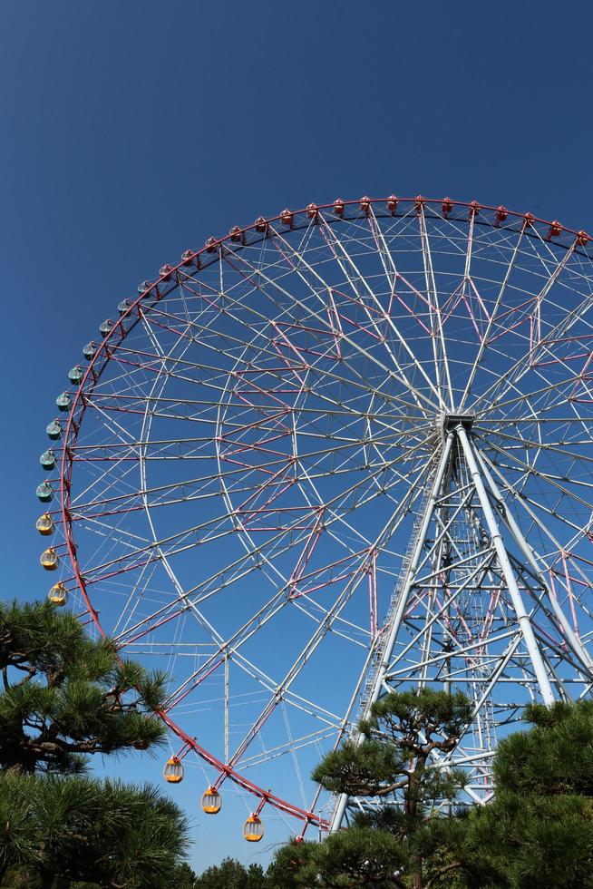 reuzenrad met blauwe lucht in het pretpark foto