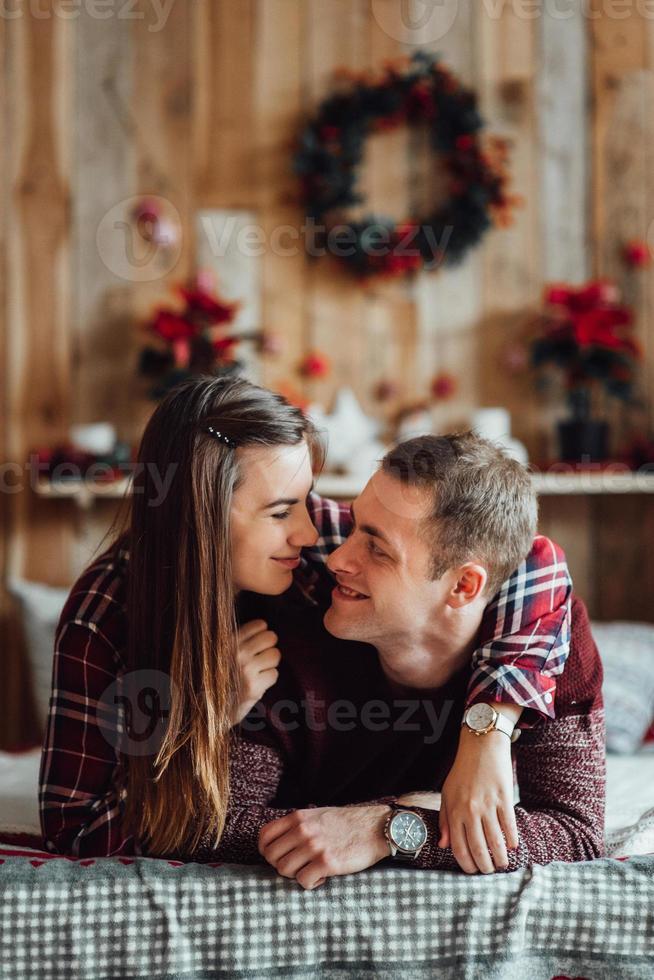 jongen en een meisje vieren samen het nieuwe jaar en geven elkaar cadeautjes foto