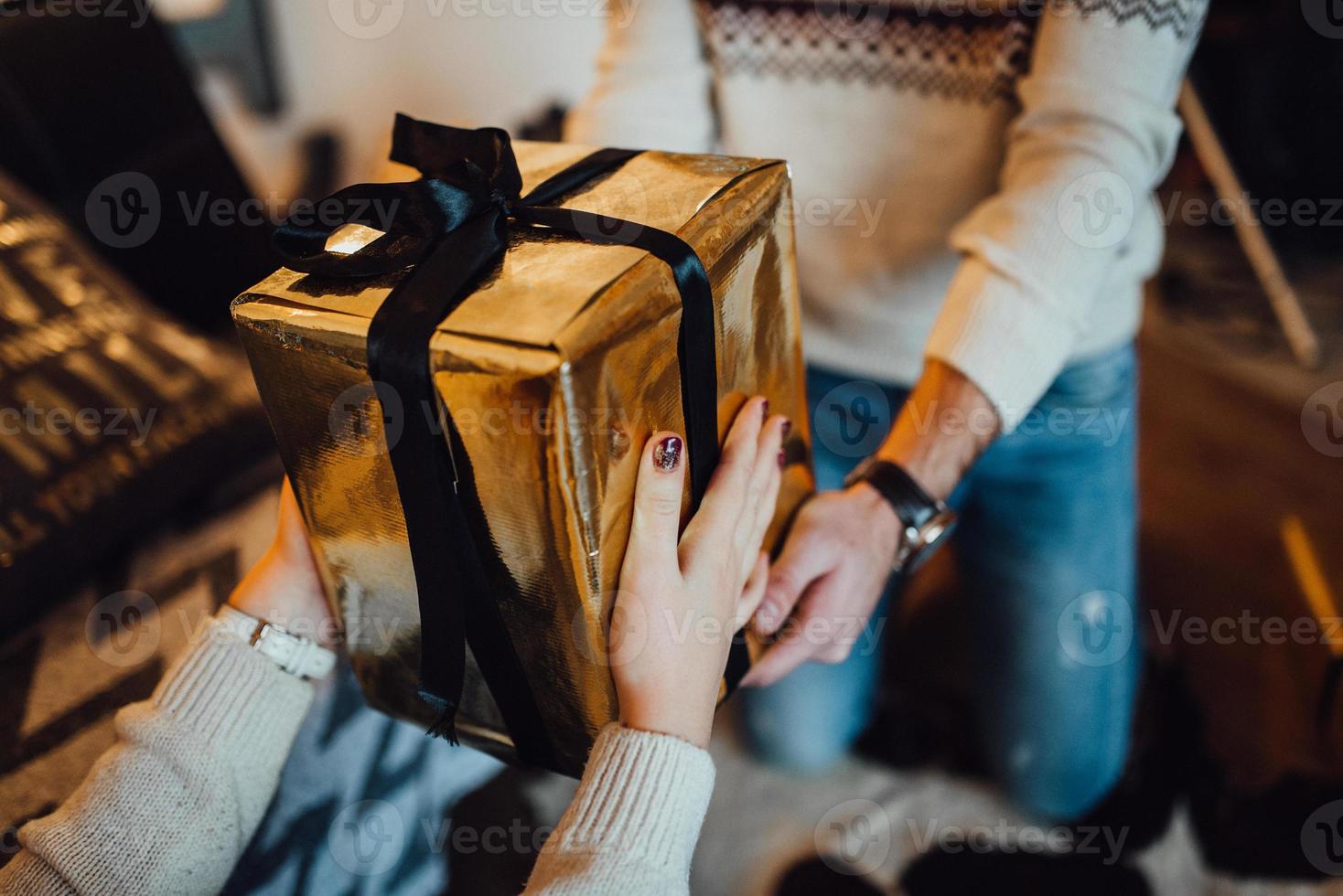 jongen en een meisje vieren samen het nieuwe jaar en geven elkaar cadeautjes foto