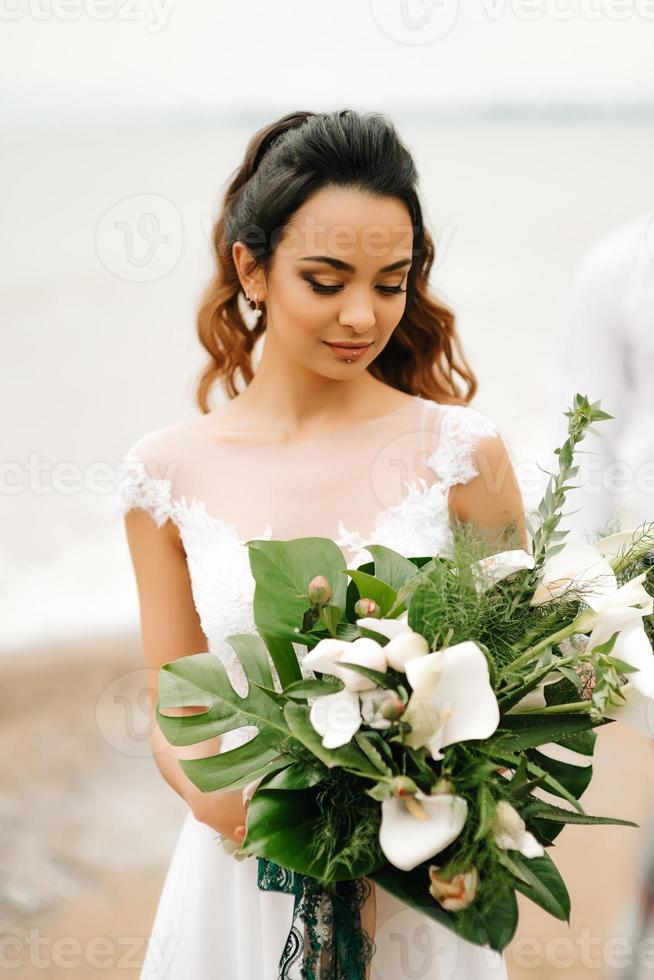 jonge bruid op een zandstrand foto