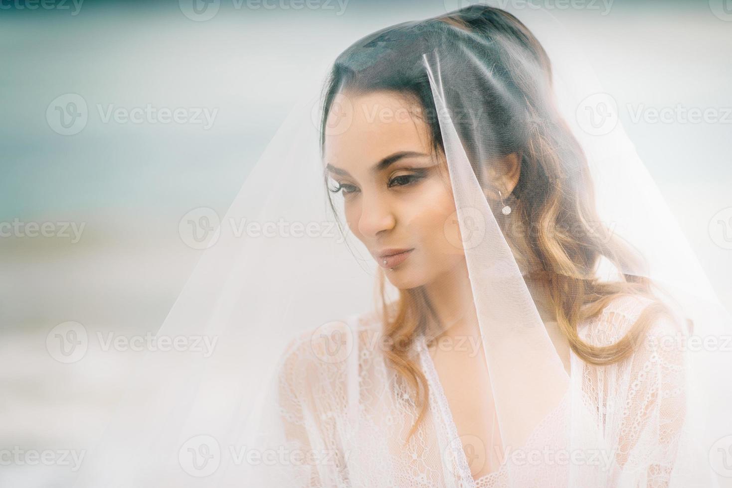 bruid close-up onder een sluier foto