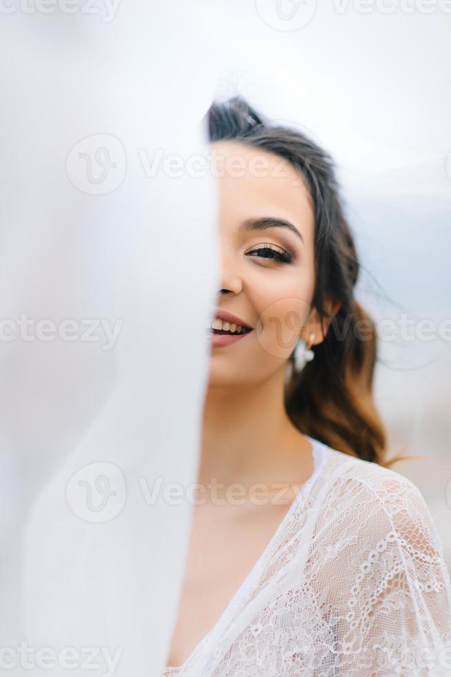 bruid in haar kamerjas foto