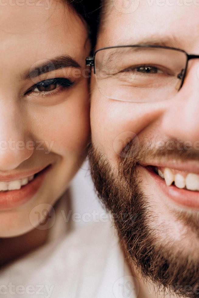 jong stel verliefd op een man met een baard en een meisje met donker haar in lichte kleren foto