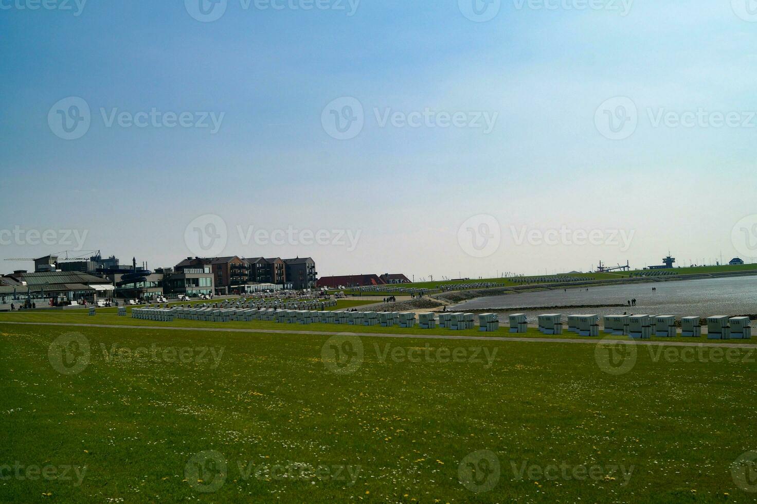 buesum is een dorp Bij de Duitse noordelijk zee met haven en vuurtoren foto