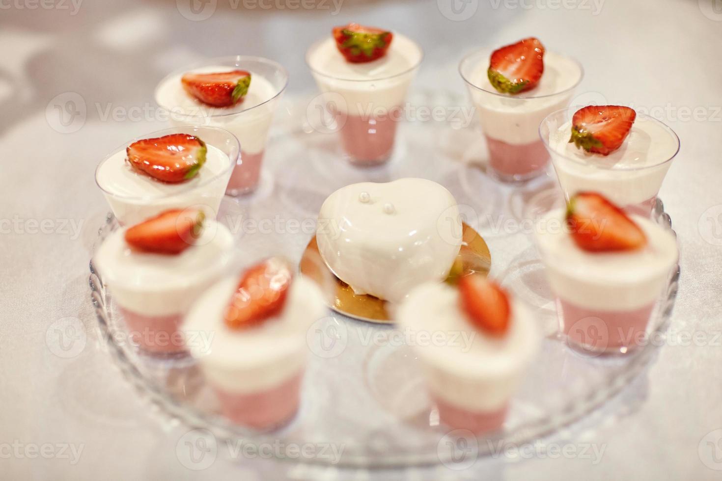 bruiloft candy bar met roze en witte desserts foto