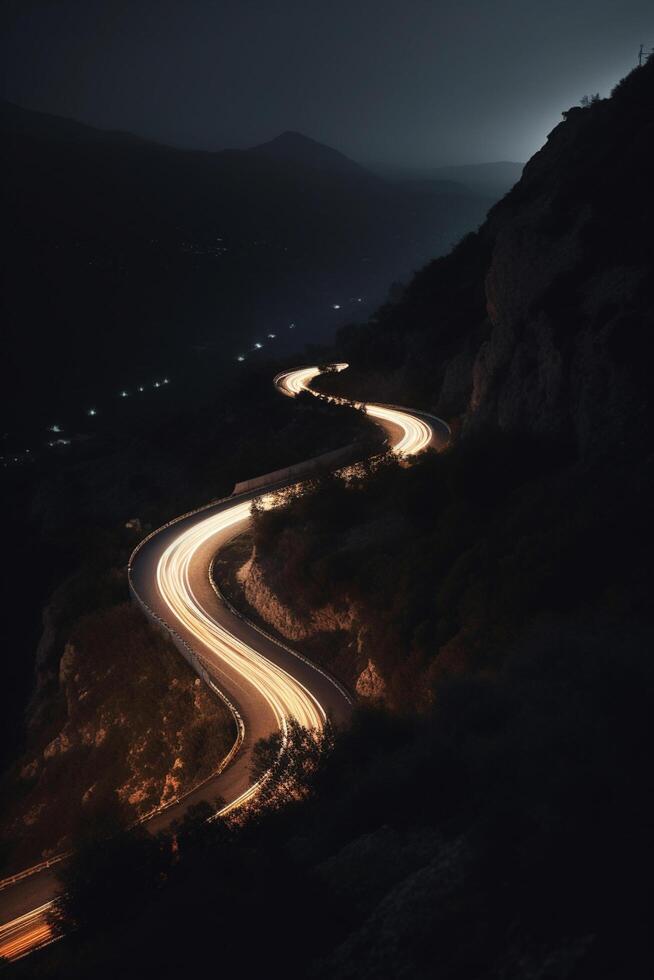 nacht rit Aan een golvend berg weg met lang blootstelling licht trails ai gegenereerd foto