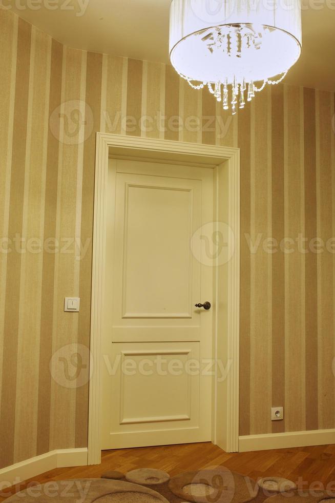 interieur van een kamer met klassieke deur witte deuren foto
