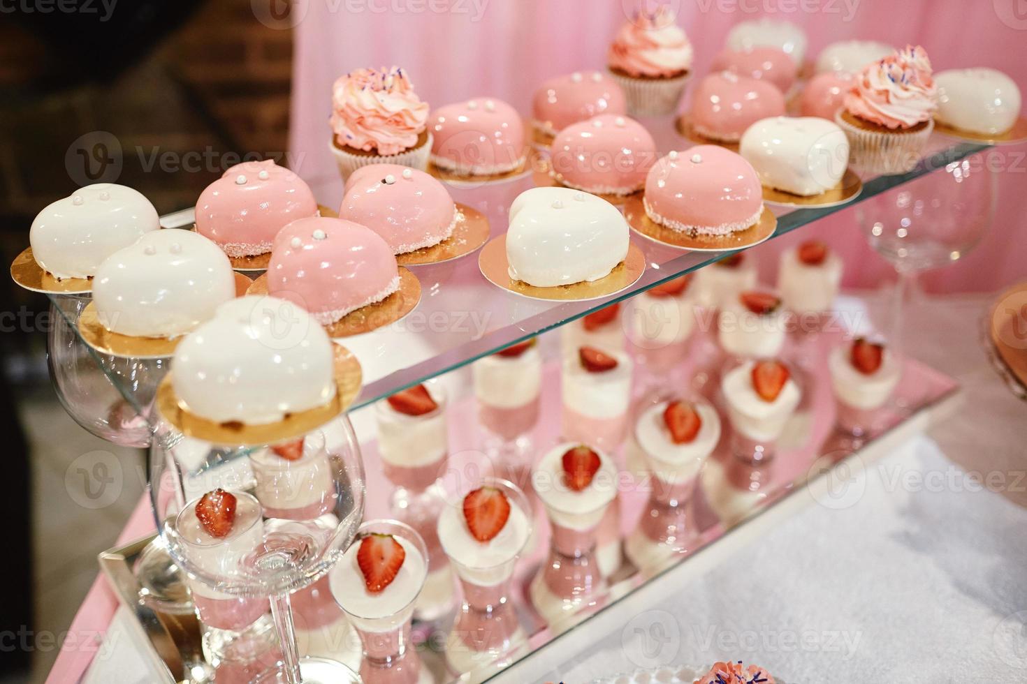 bruiloft candy bar met roze en witte woestijnen foto