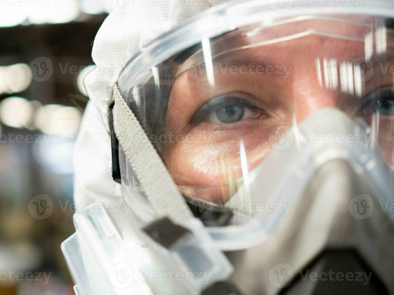 vrouw mannetje persoon vrouw Mens mensen focus gezicht oog kopiëren ruimte laboratorium medisch giftig Gevaar uniform veiligheid masker glas virus Gevaar covid-19 coronavirus gezondheidszorg behandeling kijken Bij camera Onderzoek foto