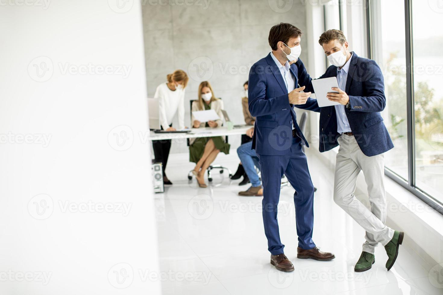 twee jonge zakenlieden in maskers foto