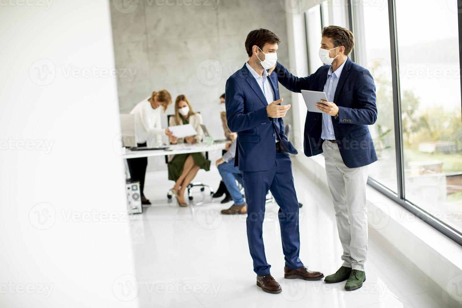 zakenlieden in maskers foto