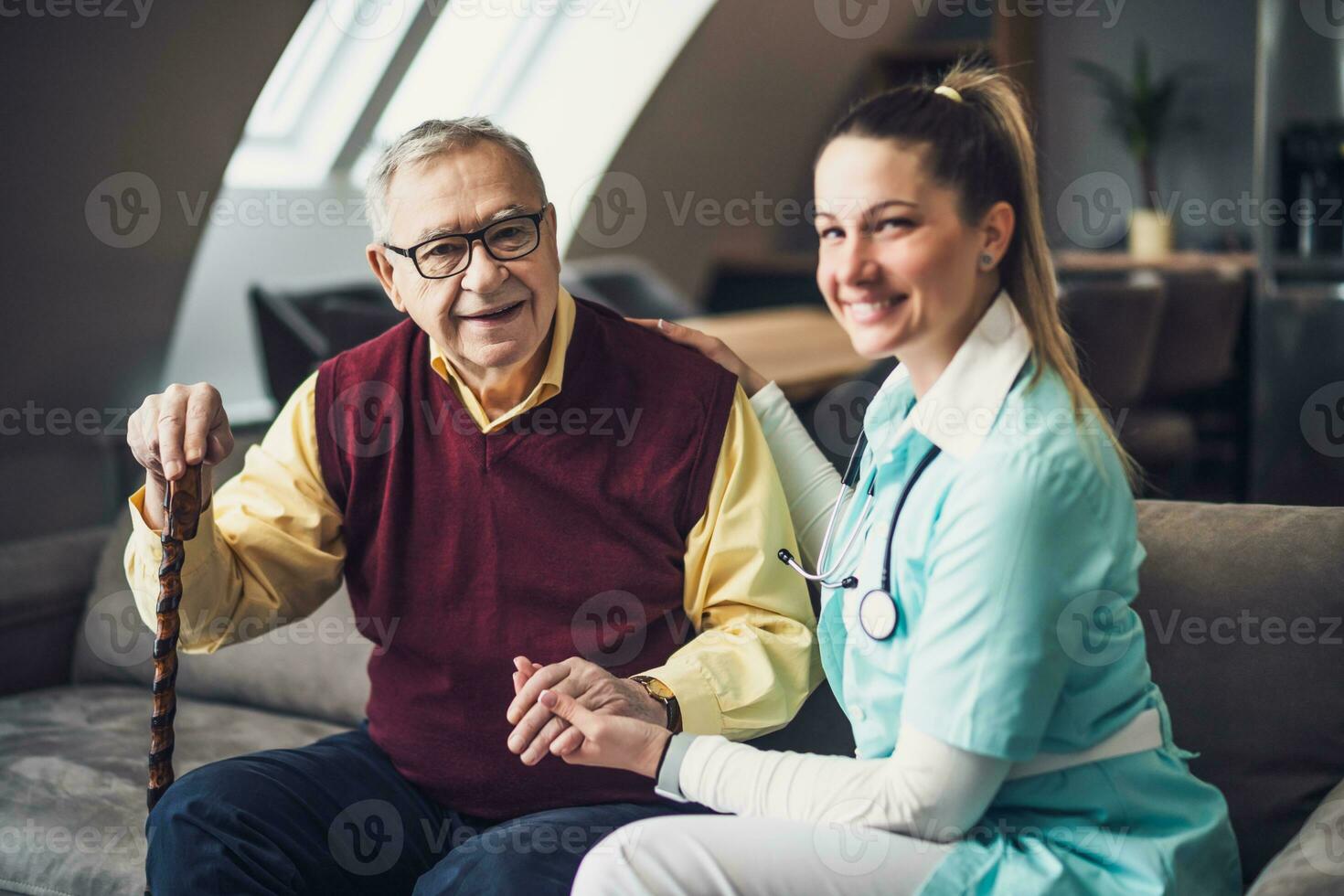 verpleegster huis verzorger is assisteren oud Mens Bij zijn huis. professioneel Gezondheid ondersteuning voor ouderen mensen. foto