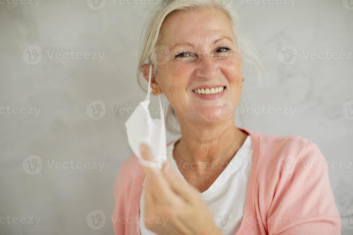 close-up van een volwassen vrouw masker opstijgen foto