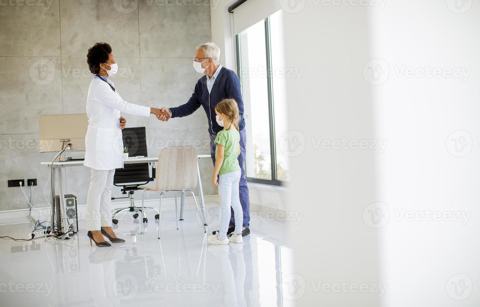 grootvader schudt de hand van de dokter foto