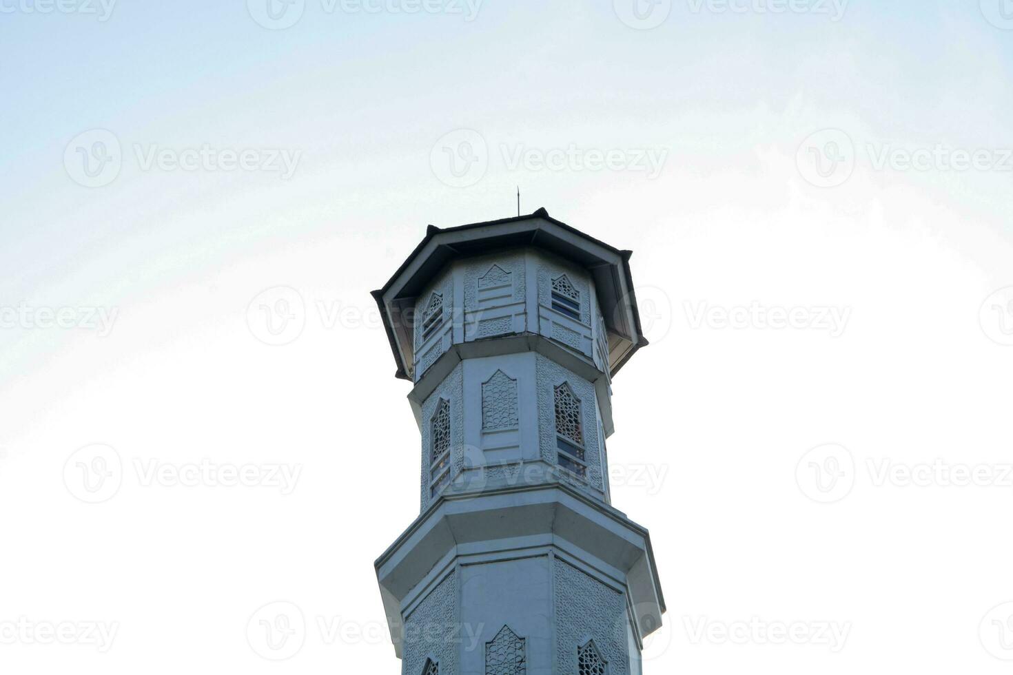 purwakarta, 05 mei 2023 - visie van de minaret van de tajug gede cilodong moskee tegen een blauw lucht net zo een achtergrond, gelegen in cilodong, purwakarta foto