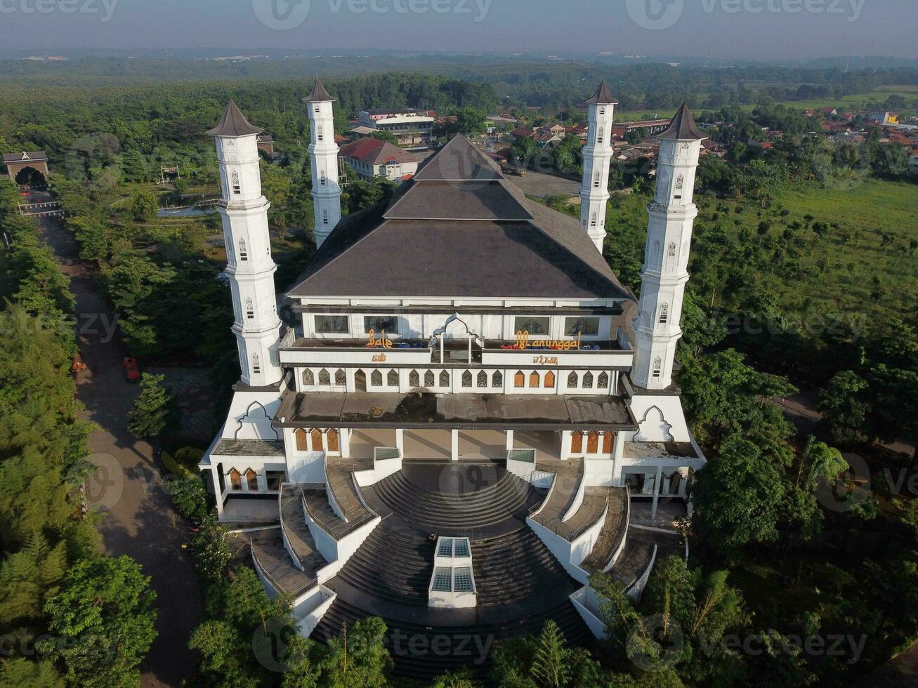 purwakarta, 05 mei 2023 - antenne foto van de moskee tajug gede cilodong purwakarta in de ochtend, genomen gebruik makend van de dar dji mavic mini 2