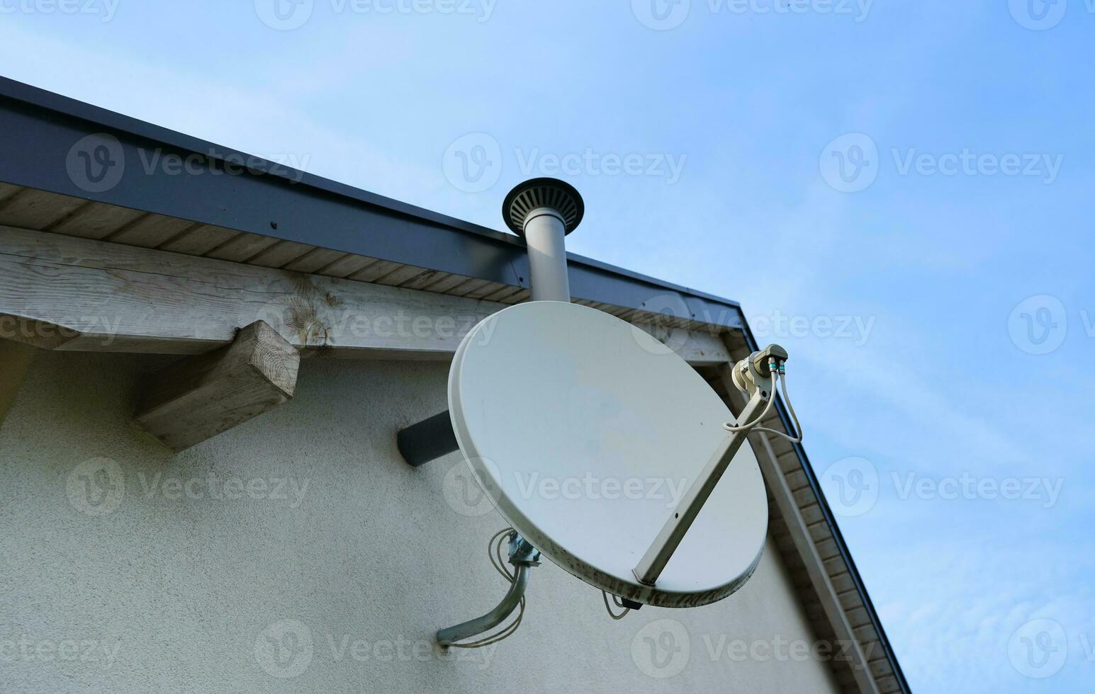 satelliet schotel Aan de dak. schotel antenne geïnstalleerd naar de muur. ontvangen TV signalen. TV en internet verbinding antenne. foto