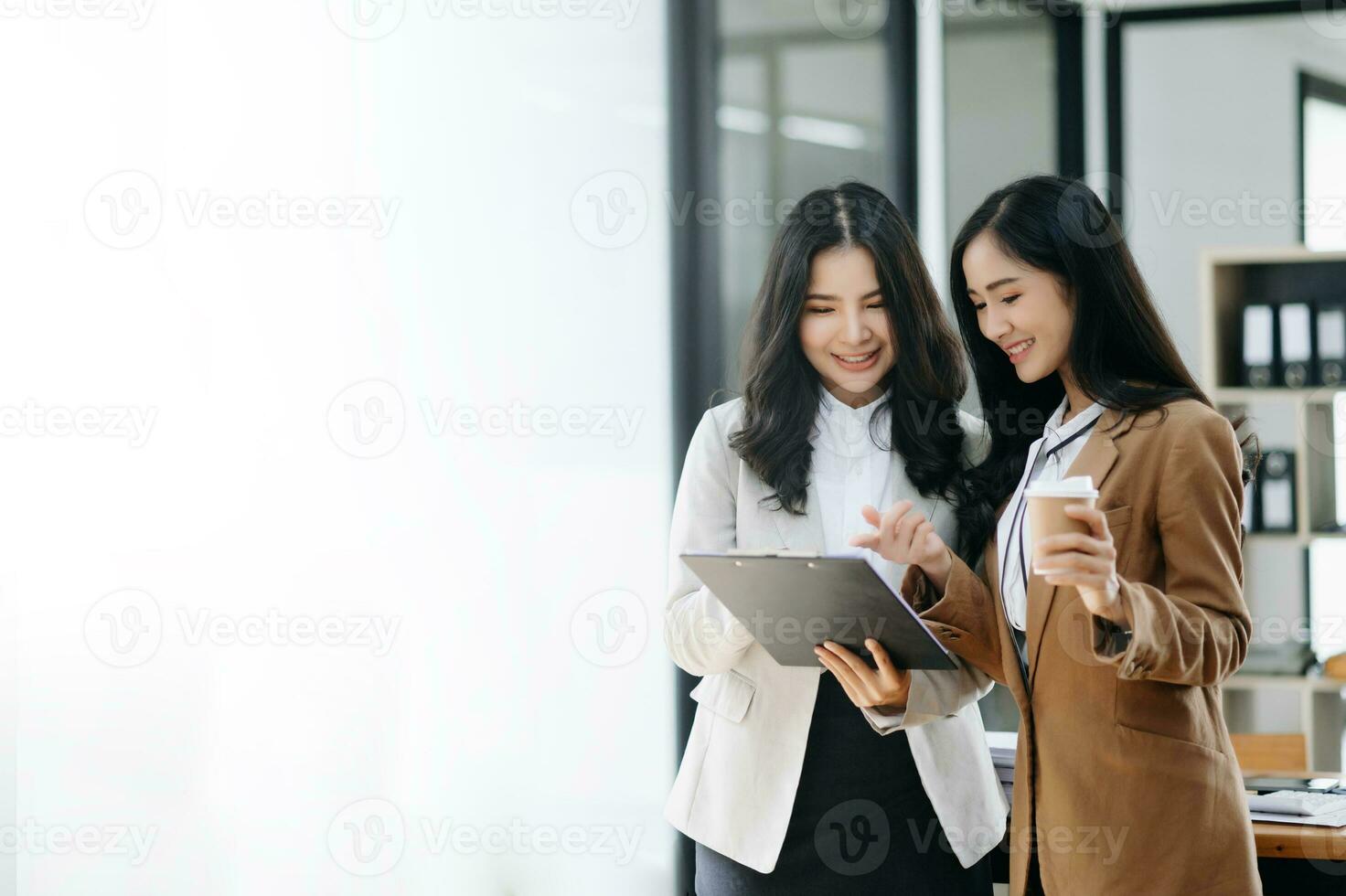 soort leider uitvoerend manager delen en bespreken bedrijf oplossingen plan ideeën Aan tablet met Aziatisch vrouw afzet manager in kantoor. foto