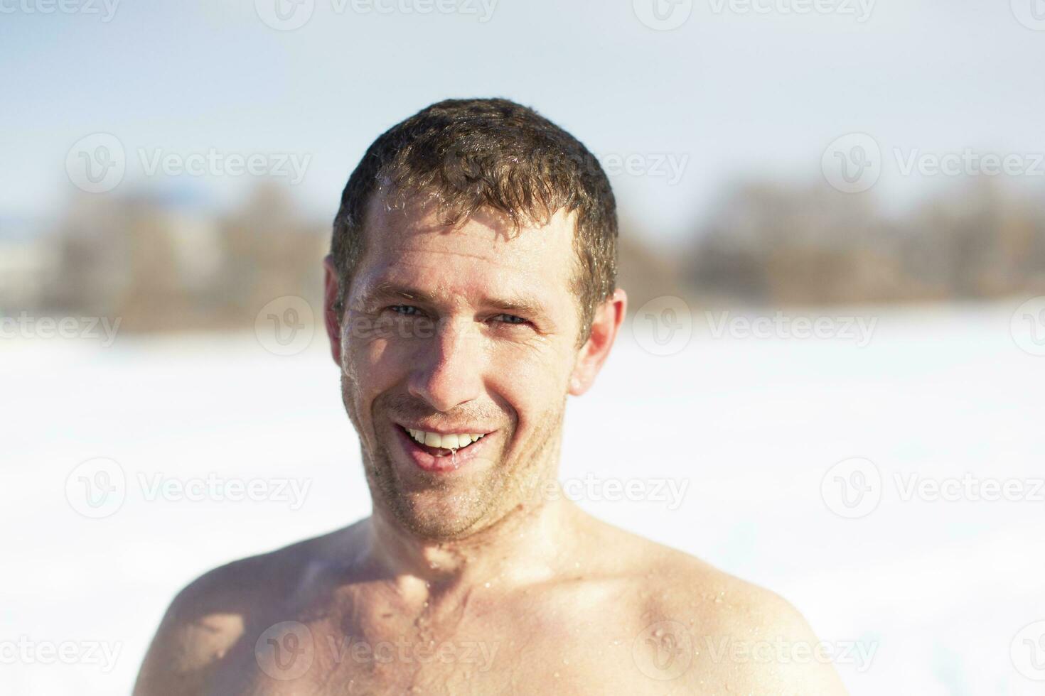 portret van een Mens in winter na zwemmen in een ijs gat. foto