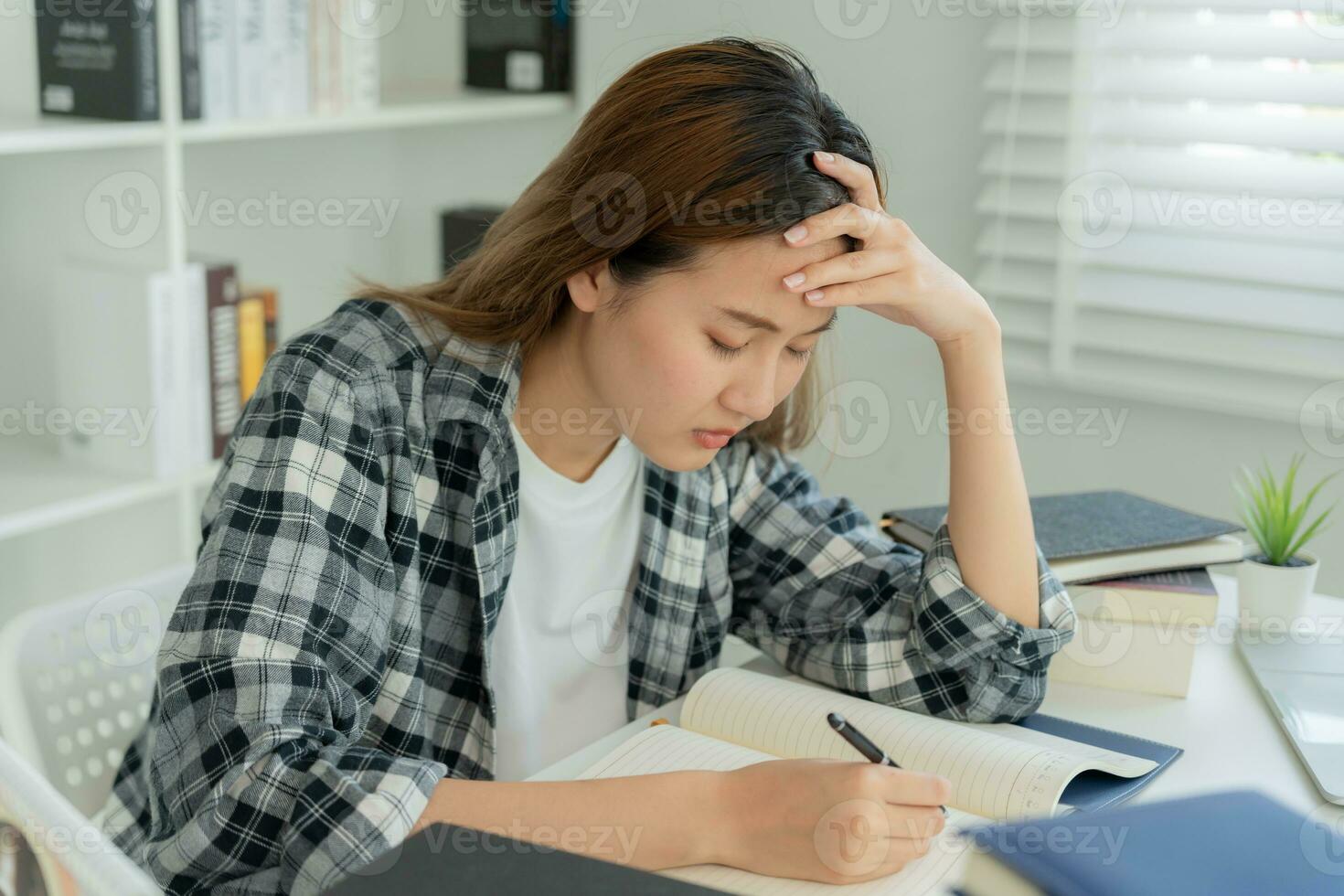 Aziatisch leerling vrouw hebben ongerustheid omdat van examens, vrouw bereiden voor test en aan het leren lessen in de bibliotheek. spanning, wanhoop, haast, misverstand lezing, ontmoedigd, verwachting, kennis foto