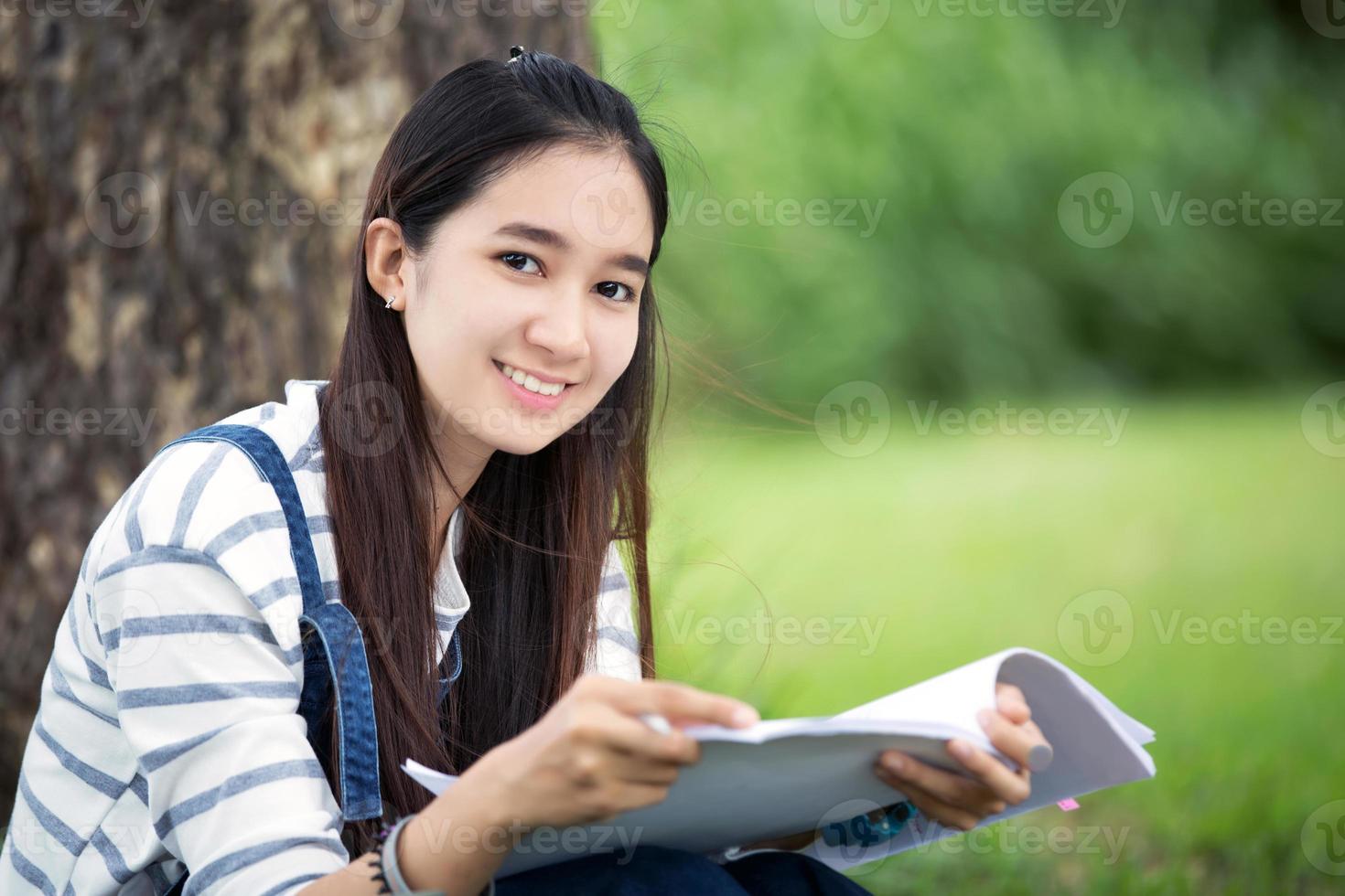 lachende meisje lezen in het park foto