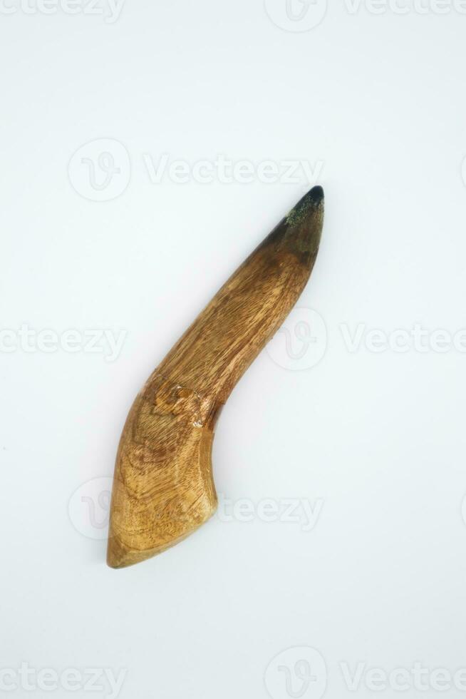 de kant hoek van een Indonesisch stamper of kneden naar malen specerijen in een cobek of Slijper welke is gemaakt van hout. foto