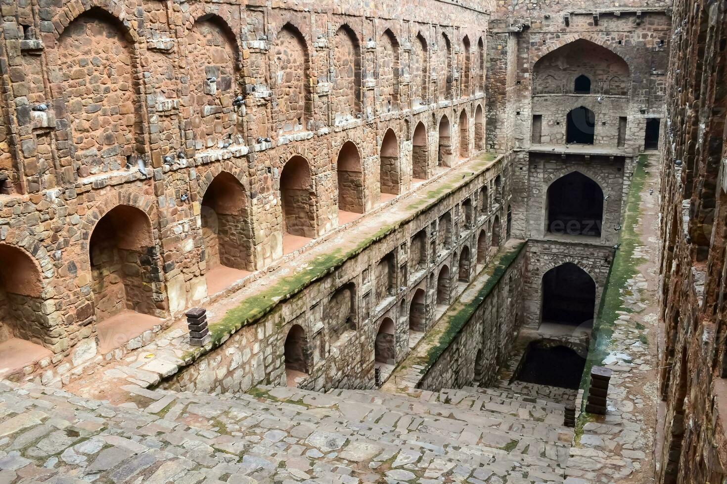agrasen ki bali - stap goed gelegen in de midden- van betrapt geplaatst nieuw Delhi Indië, oud oude archeologie bouw foto