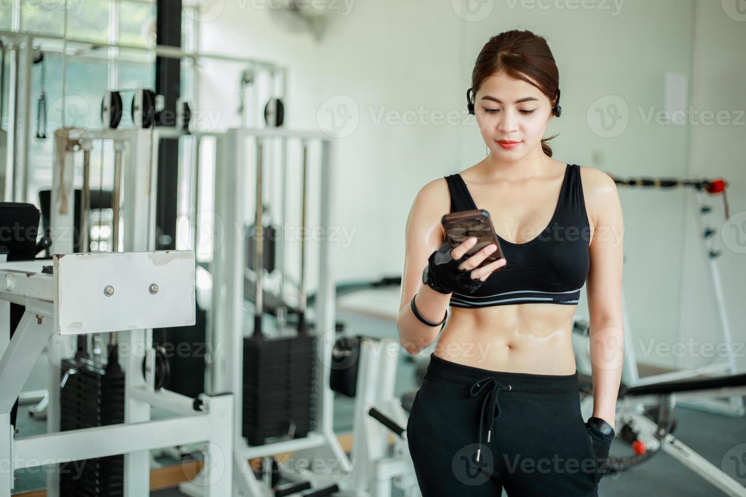 vrouw trainen in de sportschool foto