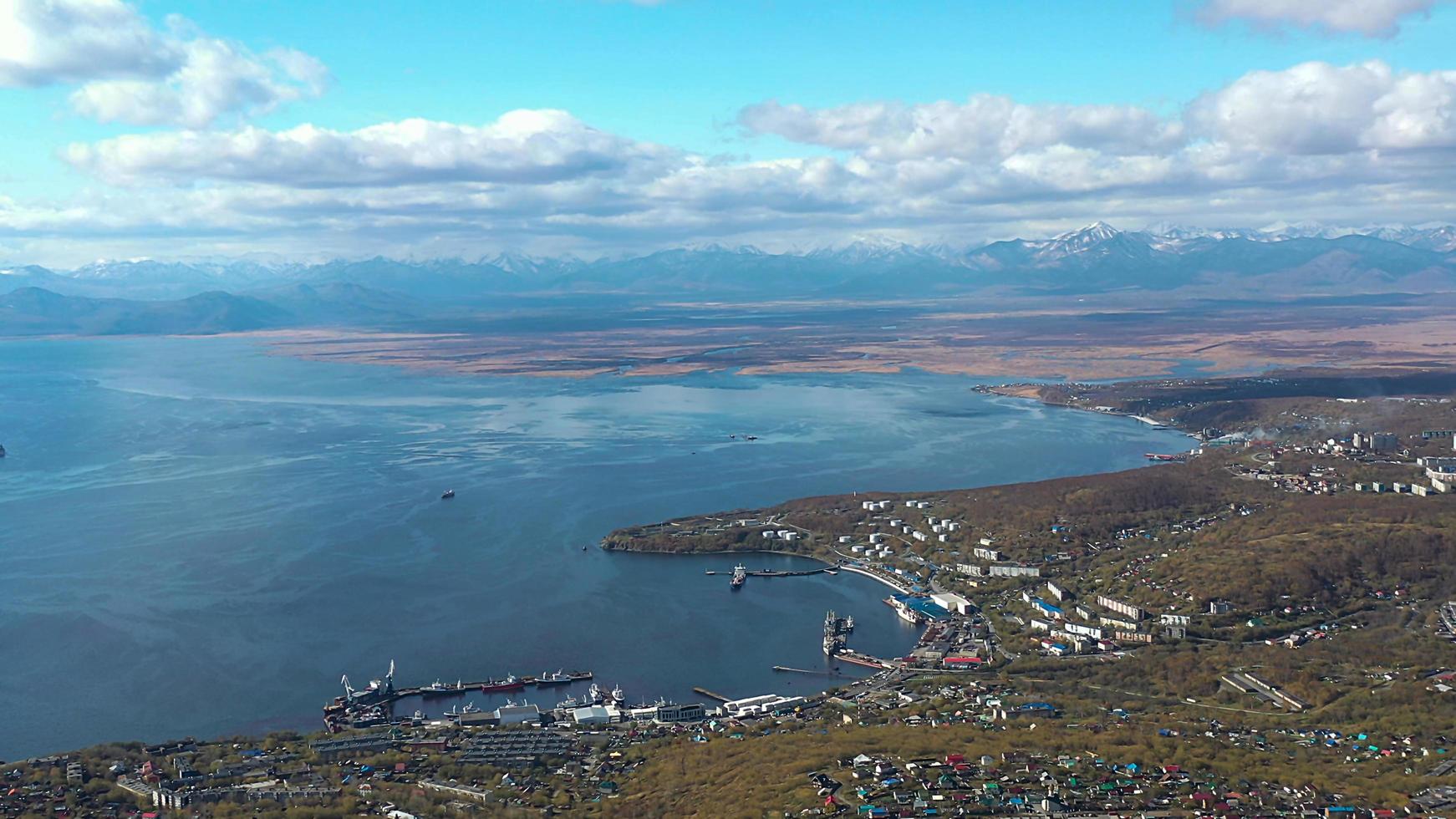 luchtfoto van het landschap met uitzicht op Petropavlovsk Kamchatsky foto