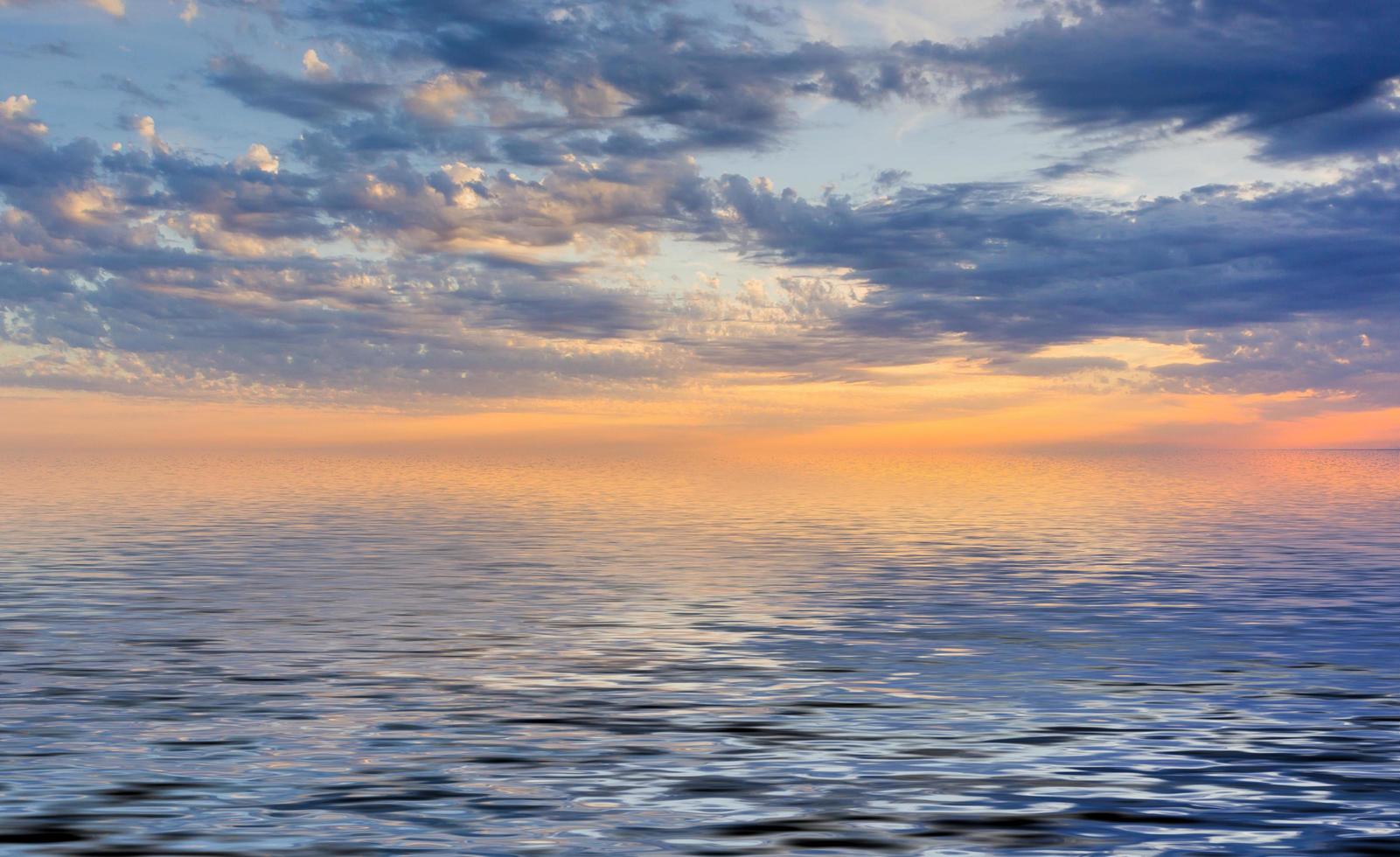 geweldige zonsondergang op de oceaan foto