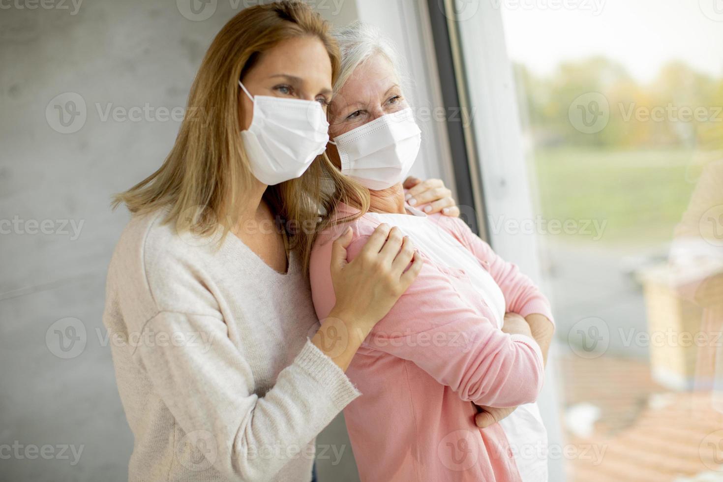 close-up van volwassen gemaskerde moeder en dochter foto