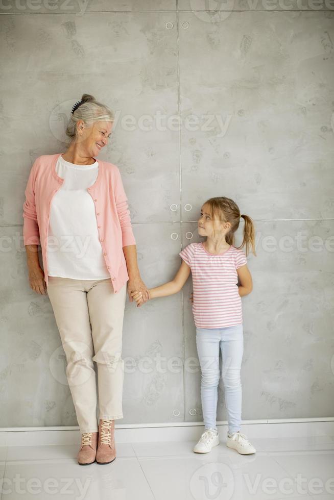 verticale weergave van een grootmoeder met kleindochter's hand foto