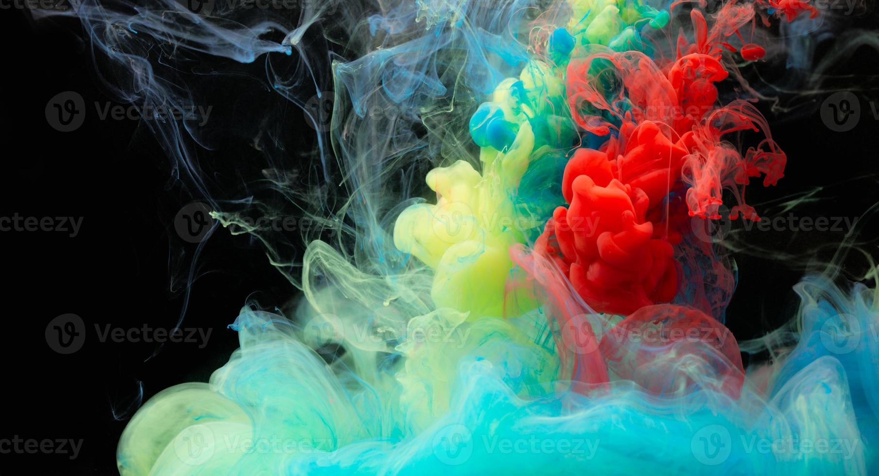 kleur druppels in water foto