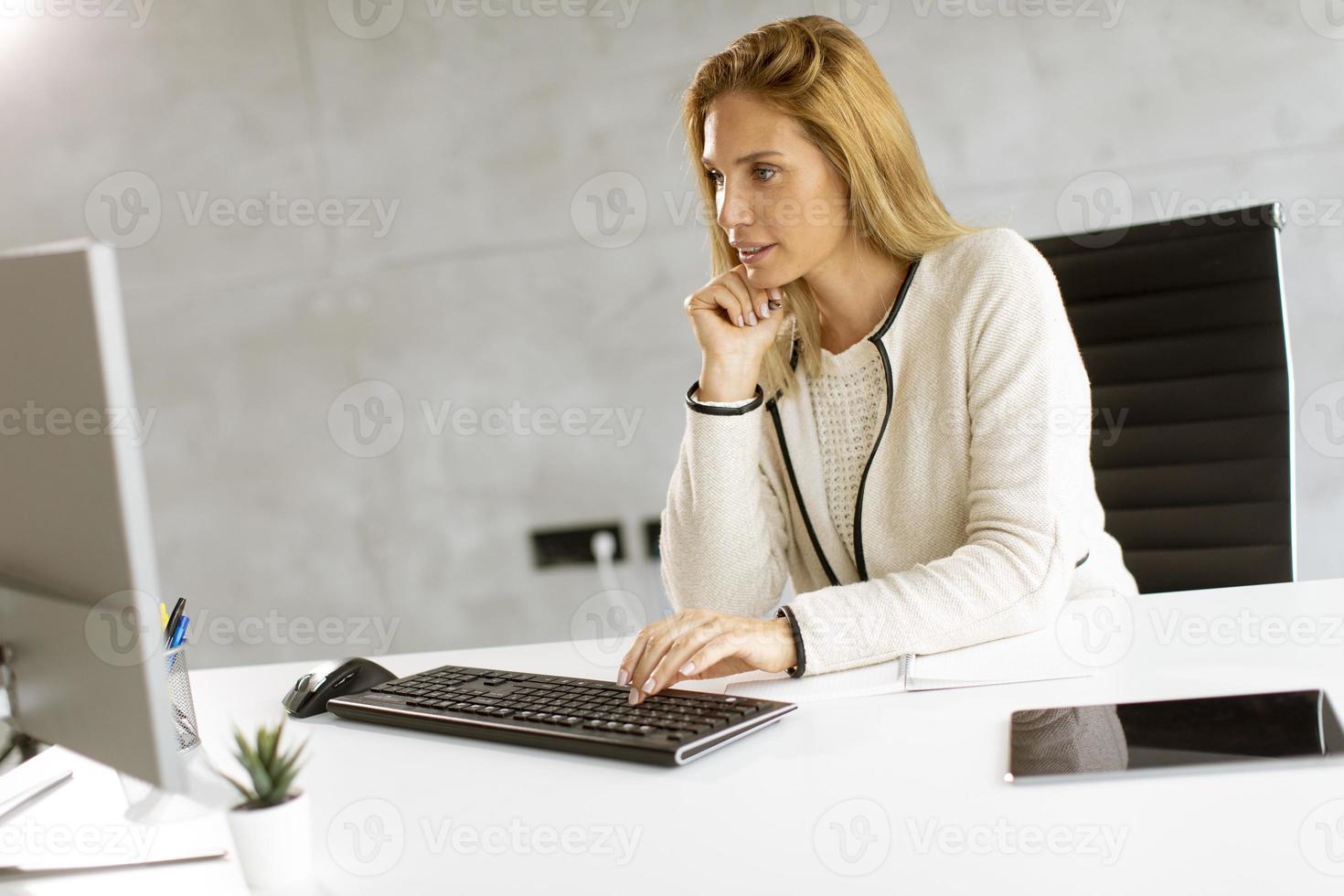 zakenvrouw werken op computer in moderne kantoren foto