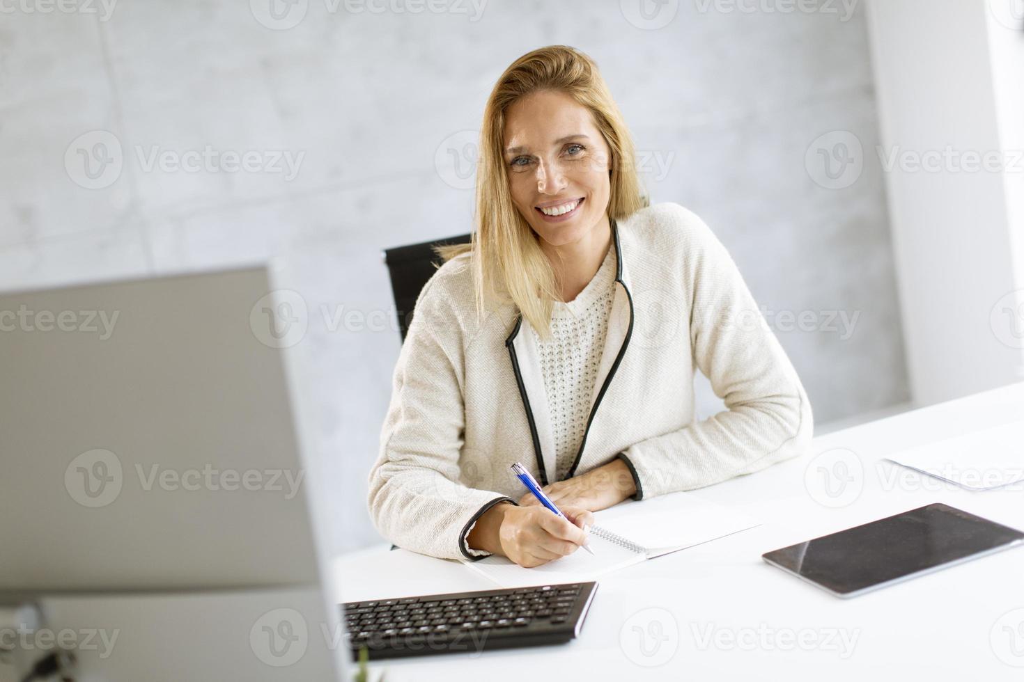 zakenvrouw het maken van aantekeningen foto