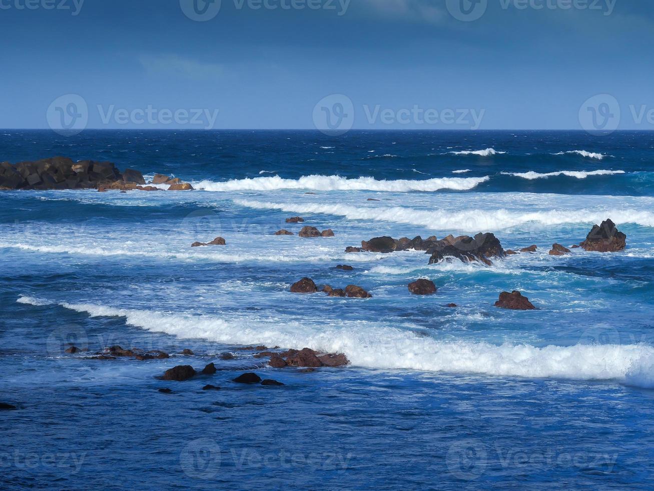golven en rotsachtige kust bij puerto de la cruz tenerife canarische eilanden foto